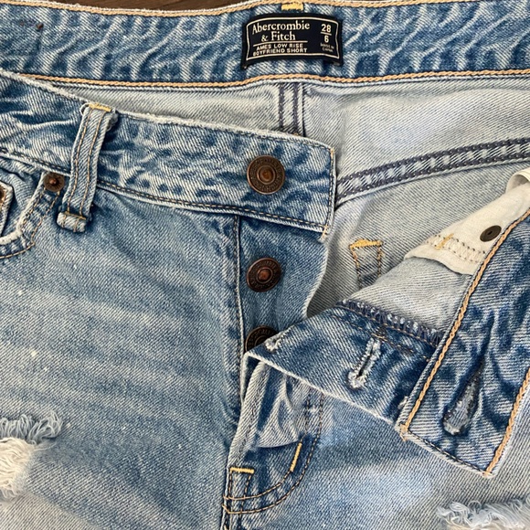 Abercrombie & Fitch Low Rise Cut Off Shorts Size 6/28 - Picture 3 of 4
